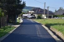 Kozakowice, ul. Biała, układanie pierwszej warstwy asfaltu