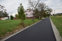 Kozakowice, ul. Biała, układanie drugiej warstwy asfaltu