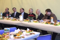 Stół prezydialny z zaproszonymi gośćmi