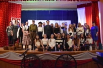 Zdjęcie grupowe młodych artystów