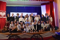 Zdjęcie grupowe młodych artystów