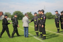 Wójt Krzysztof Glajcar wręcza puchar