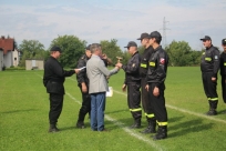 Wójt Krzysztof Glajcar wręcza puchar