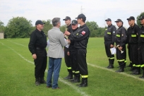 Wójt Krzysztof Glajcar wręcza puchar