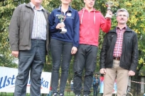 Daria Madzia i Mateusz Nieboras (najlepsza zawodniczka i zawodnik z gminy Goleszów) w towarzystwie przewodnicącego rady Bogusława Koneckiego i wójta Krzysztofa Glajcara