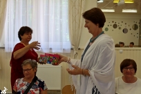 Przewodnicząca KGW Kisielów Grażyna Chruszcz (z lewej) odbiera upominek