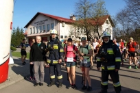 Prezes OSP Goleszów Leszek Szlauer, Wojciech Herzyk, Tomasz Śliż i zawodniczki na starcie 25 km