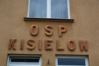 Napis OSP Kisielów na remizie