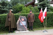 Wojskowa asysta honorowa przy kamieniu