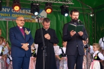 Ks. Łukasz Stachelek czyta słowo Boże