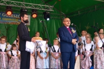 Biskup Adrian Korczago podczas modlitwy