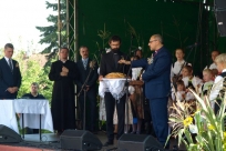 Wspólne błogosławieństwo chleba dożynkowego przez trzech księży