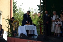 Wójt Krzysztof Glajcar kroi chleb dożynkowy