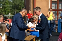 Wójt przekazuje kawałek chleba biskupowi Korczago