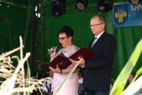 Prowadzący uroczystość dożynek Jolanta Warsińska (dyrektor GOKu) i Dariusz Grzegorz Gołyszny