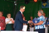 Wójt Krzysztof Glajcar wręcza nagrodę w konkursie na najpiękniejszy ogród