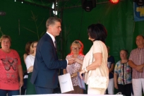 Wójt Krzysztof Glajcar wręcza nagrodęw konkursie na najpiękniejszy ogród