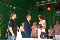 Wójt Krzysztof Glajcar i Leszek tyrna wręczają nagrodę w konkursie na najpiękniejszy ogród