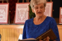 Teresa Waszut odczytująca wiersz