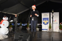 Wójt Gminy Goleszów Sylwia Cieślar wita uczestników rozświetlenia choinki