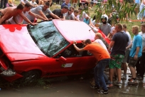 Kibice pomagają wyjechać jednej z załóg
