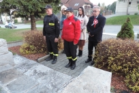 Złożenie kwiatów i zniczy przy pomniku poległych w II wojnie światowej