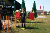 Zawodnik LKS Tempo przy przekazanym sprzęcie