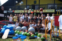 Przedstawiciele Orange i LKS Tempo z nowym sprzętem sportowym