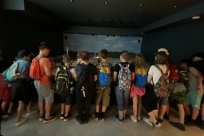 Lekcja historii przy makiecie