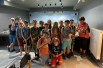 Lekcja historii przy makiecie