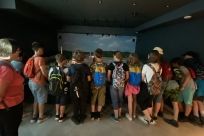 Lekcja historii przy makiecie