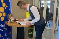 Lukasz Sitek dokonuje wpisu do księgi