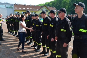 Wójt Sylwia Cieślar wita strażaków