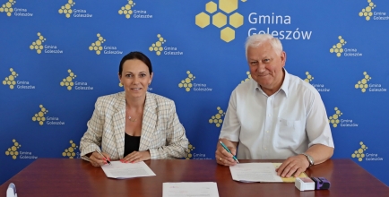 Wójt Sylwia Cieślar podpisuje umowę z przedstawicielem wykonawcy robót