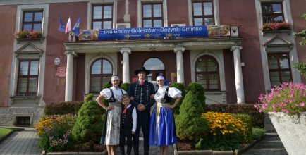 Gazdowie dożynek i Wójt Sylwia Cieślar
