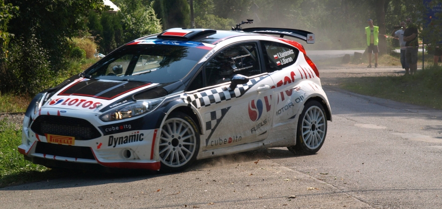 Kajetan Kajetanowicz na skrzyżowaniu ul. Targoniny - Zamkowa w Dzięgielowie