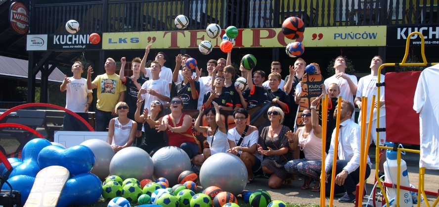 Przedstawiciele Orange i LKS Tempo z nowym sprzętem sportowym