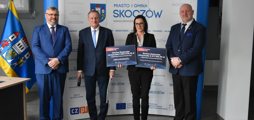 Od lewej: poseł Grzegorz Gaża, poseł Kazimierz Matuszny, wójt Sylwia Cieślar, wicewojewoda Jan Chrząszcz