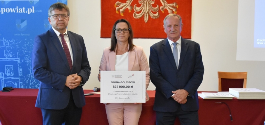 Wójt Sylwia Cieślar otrzymała czek na ponad 830 tys. zł.